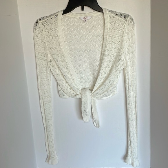 Candie's Sweaters - Candie’s white knit cropped sweater cardigan/shrug w/tie front  juniors size M